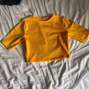  - Gul ribbad crop Top från Na-kd, enbart testad. Vid frakt står köparen för fraktkostnaden.