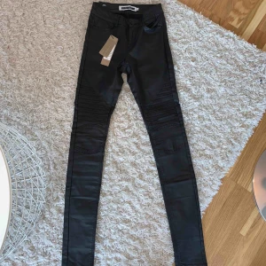  - Lågmidjade skinnbyxor med randiga detaljer, köpta i New York. Oanvända med prislapp kvar! Frakt tillkommer. 