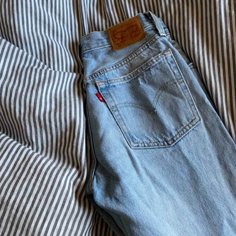 Säljer dessa pga använder ej, bra passform och skit snygg färg!. Jeans & Byxor.