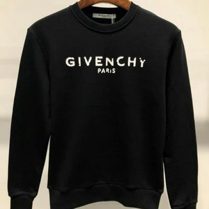 Tröja Givenchy - En skön tröja som var en favorit av min lillasyster att sno av mig förut, nu har hon en egen och jag vill inte ha kvar denna längre. Den är i storlek M och på mig  som är XS/S  är den ganska over size ! Den finns här i alla fall kontakta för frågor💕(Äkta)