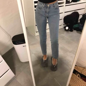  - sjukt snygga ljusblåa jeans från ZARA ✨✨ frakt ingår i priset 