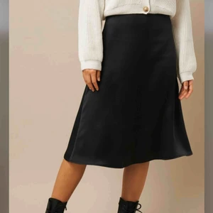  - Supersnygg och trendig svart satinkjol i medellängd!! Verkligen såå fin nu till sommaren men tyvärr lite för stor för mig i midjan. Kan mötas upp i sthlm eller frakt +30kr 💖💖 (nypris 400kr)