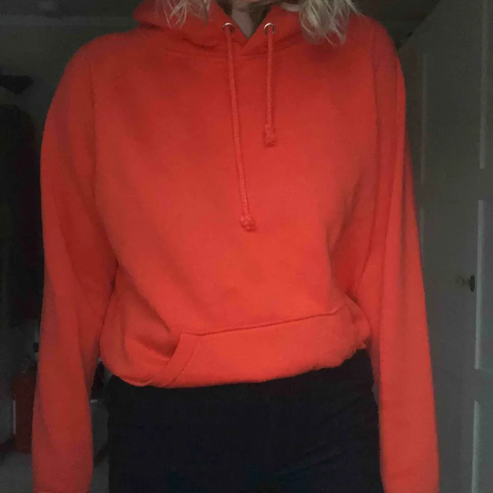Orange hoodie köpt på Bik Bok. I storlek S och är inte så oversized i storleken så den passar nog XS/S, jättecool men kommer inte till användning därför säljer jag den nu✨. Hoodies.