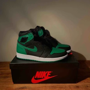  - Jordan 1 Retro High Pine Green Black.                              Aldrig använda, kvitto från sns finns 