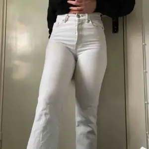 Vita jeans från Zara, väl använda men i gott skick. Säljer då dom är för små för mig, Frakt tillkommer