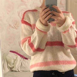  - Stickad tröja med rosa ränder💕 köpare står för frakt💕