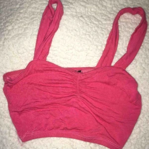  - Croptop i storlek Small. Använd vid två tillfällen. Lappen har gått sönder. Säljes eftersom den är för liten för mig.  • Köparen står för frakt!
