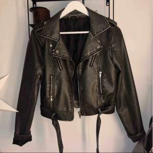 PU Leather distressed biker jacket från Na-kd. Köptes i våras men använd endast en gång. (Pris på Na-kd:699). Frakt tillkommer.