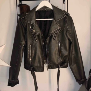  - PU Leather distressed biker jacket från Na-kd. Köptes i våras men använd endast en gång. (Pris på Na-kd:699). Frakt tillkommer.