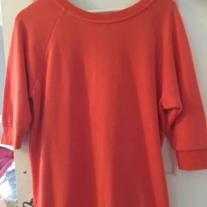  - En Sweater. Använd en gång. Storlek Small. Säljes då den aldrig kommer till användning. En härlig färg med snygg dragkedja baktill. • Köparen står för frakt!