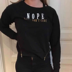  - Svart collegetröja men guldiga detaljer, passar XS till M