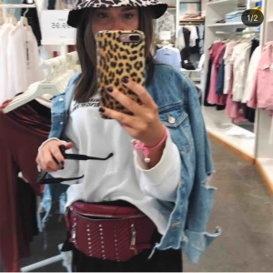  - Jättefin jeansjacka mer detaljer på armbågen. Den är köpt på zara och inte använd så mycket. 