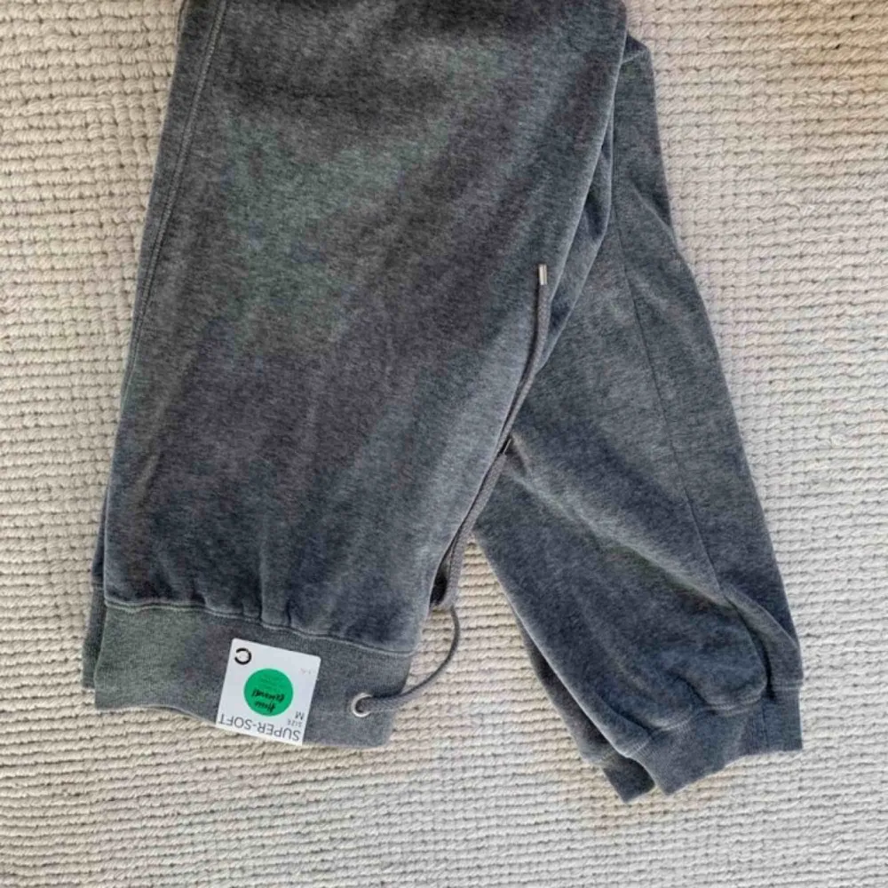 Super mysiga grå sammets mjukisbyxor från Cubus. Aldrig använda då de beställdes i fel storlek och tog för lång tid för att skickas tillbaka. 🥰 frakt tillkommer . Jeans & Byxor.