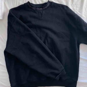  - Intressekoll på min Acne Studios Flagho i svart. Sjukt nedsatt pris gentemot i butik och har inga noppror eller dylikt. Jättefint skick. Är en XXS med Acne är väldigt overaized så snarare än S eller XS. Se hur den sitter på mig som vanligen har S. 