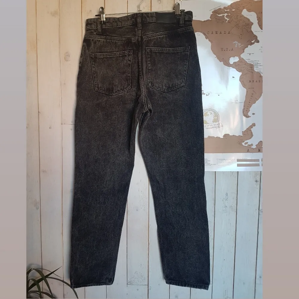 Supersnygga jeans från Monki, lite smått urtvättade i stilen. Aldrig använda, säljer pga att de är för små. Köptes för 400:-  köparen betalar frakt✨. Jeans & Byxor.