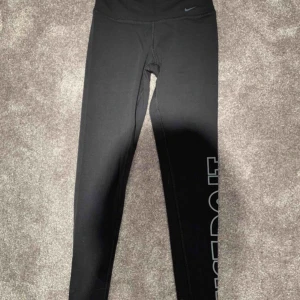  - Träningsbyxor ifrån Nike i storlek XS. Väldigt sparsamt använda. Säljes då den tyvärr är försmå för mig. Väldigt fina annars.💝 Ska den skickas betalar köparen frakten💕