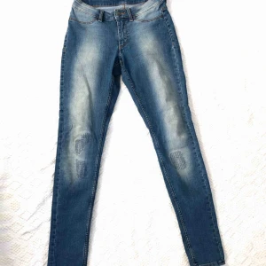  - Väldigt sköna stretchiga jeans. Använt ett par tillfällen. 