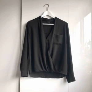 Svart hopp - Svart topp från TOPSHOP.  Storlek 38 men passar även 36(S).   