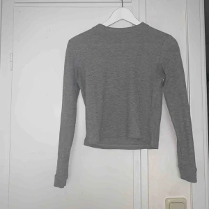  - grå ribbad tröja från Monki, jätteskön o snygg! Lite kortare modell, säljer pga använder ej köpare står för frakt❤️