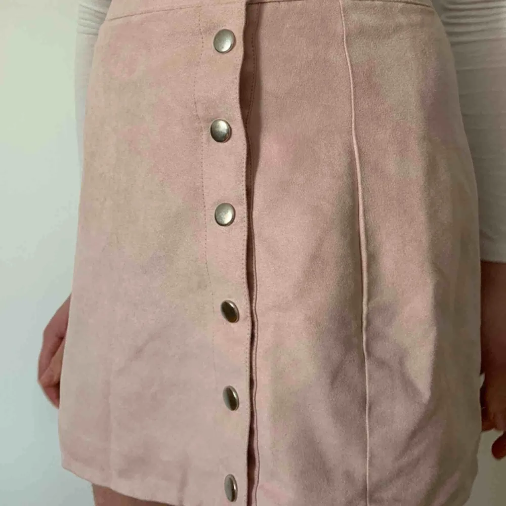 Såå fin ljusrosa kjol från Hm i stl 36 men skulle säga att den är liten i storleken. Köparen står för frakten men kan mötas upp i Helsingborg.. Kjolar.