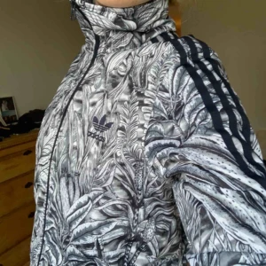  - Superfin adidas-tröja i jättefint skick! Möts helst upp på söder men kan skicka om köparen betalar frakt ☀️