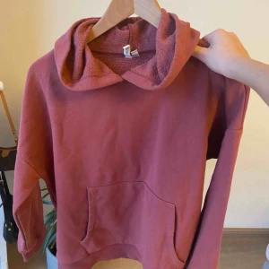 - Jättefin rostrosa Hoodie från Nelly trend. Lite boxig/oversized i modellen med band så man kan dra åt och knyta luvan. Strl xs