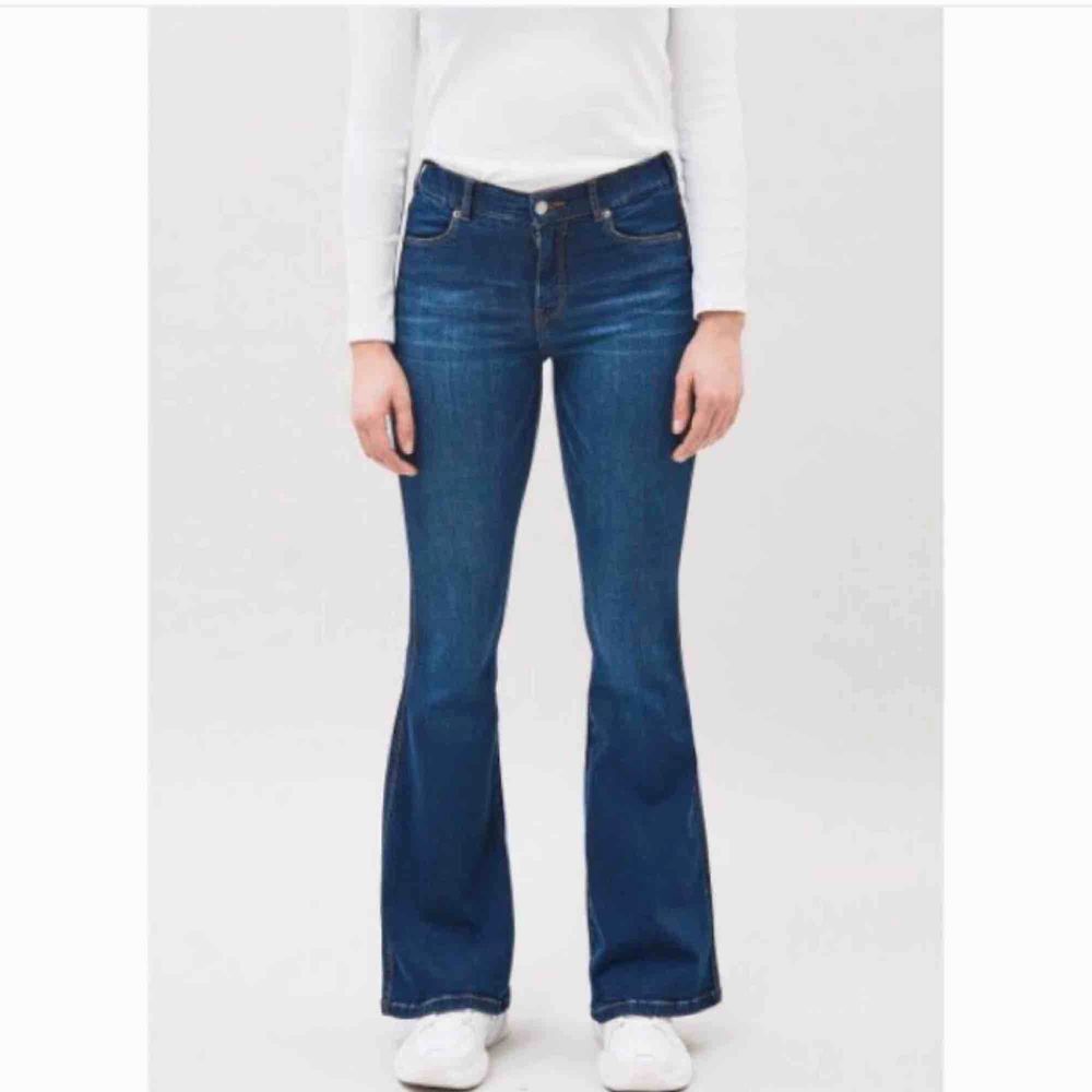 Helt nya bootcut byxor ifrån Dr.Denim i modellen ”Macy”. Detta är mina absoluta favorit byxor jag ÄLSKAR dem, säljer pga jag råkade beställa två par. Jätte stretchiga & sitter så fint på, framhäver kroppen bra! Dem är ljusare än på bilden💕 Nypris 700kr. Jeans & Byxor.