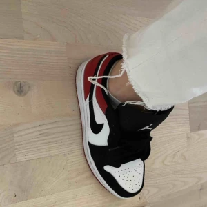  - I midjan står de 28x32 skulle säga 25/26 Sen så är dom avklippta din ankeln ungefär! Från weekday vet Nt vad modellen heter men skulle gissa på voyage! Dom är lite tightare i formen! Inga fläckar tjockt material man ser ej igenom! 💞