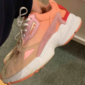  - Adidas Falcon skor i storlek 38,5(passar mig som i vanliga fall har 38!)🥰 sparsamt använda och är i väldigt gott skick!  