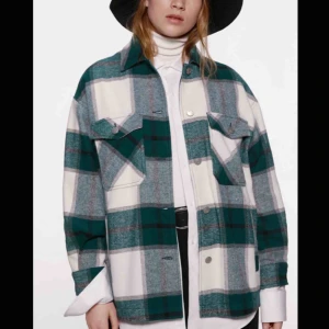  - Jättefin populär rutig vårjacka med silvriga knappar, använd endast enstaka gånger då det inte riktigt varit väder för det, superfint skick!