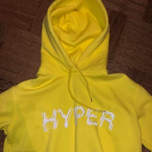  - Gul hoodie från Samsoe, storlek xs. 