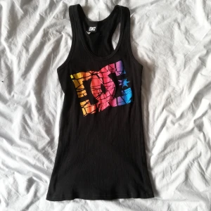 DC linne - Ribbat linne från DC. "Brottarrygg" baktill. 