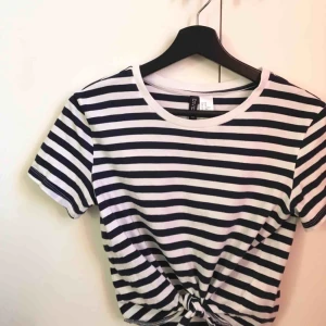  - Croppad t-shirt med knytning från H&M. Nyskick pga använd 1-2 gånger då den är lite liten på mig. Ränderna är marinblå inte svarta!