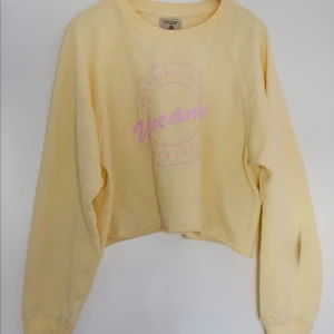 Oversized Sweatshirt Pull&Bear - Jättefin mjuk ljusgul "oversized" tröja i storlek M/L från märket Pull&Bear, med ljusrosa dekorativ skrift på framsidan. Älskat denna tröja men nu är det dags för ett nytt hem! Status: Använd, fint skick. Från ett djur&rökfritt hem. Köparen står för frakt
