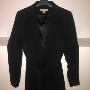  - Kavaj från H&M, sparsamt använd, hel och ren :-)  