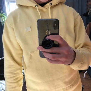  - Asfet acne-hoodie i en ball gul färg! Köparen står för frakt!