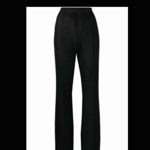  - Jättefina silkes, ribbade byxor från na-kd!🥰säljer dem för 120kr och kontakta mig för fler bilder!! Skulle säga att dem passar 164-171cm ❤️❤️