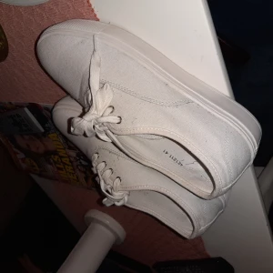 Vita tygskor  - Oanvända 