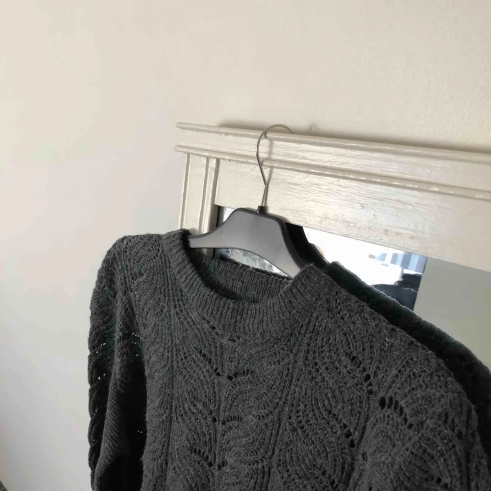 Mörk grå stickad tröja som syns lite igenom tröjan i storlek XS, men är snarare som storlek S/M. Använt ett par gånger. Kontakta för fler bilder och frågor! Frakt förekommer.. Stickat.