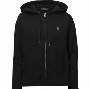  - Ralph Lauren hoddie säljs för 200kr!! Andvänt fåtal gånger och väldigt bekväm!!!🥰🥰kontakta mig för fler bilder!