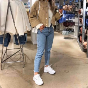  - Avklippta mom jeans  hög i midjan,som kommer inte till användning längre