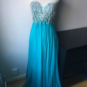  - Super fin långklänning från Terani i storlek 34/36. Använd 1 gång och kemtvättad efter det.