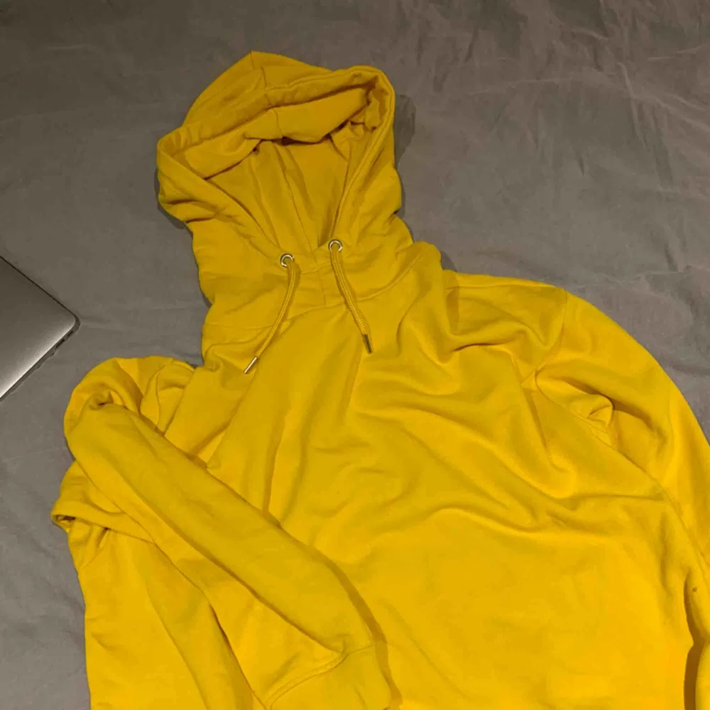 Helt nya gul hoodie . Tröjor & Koftor.