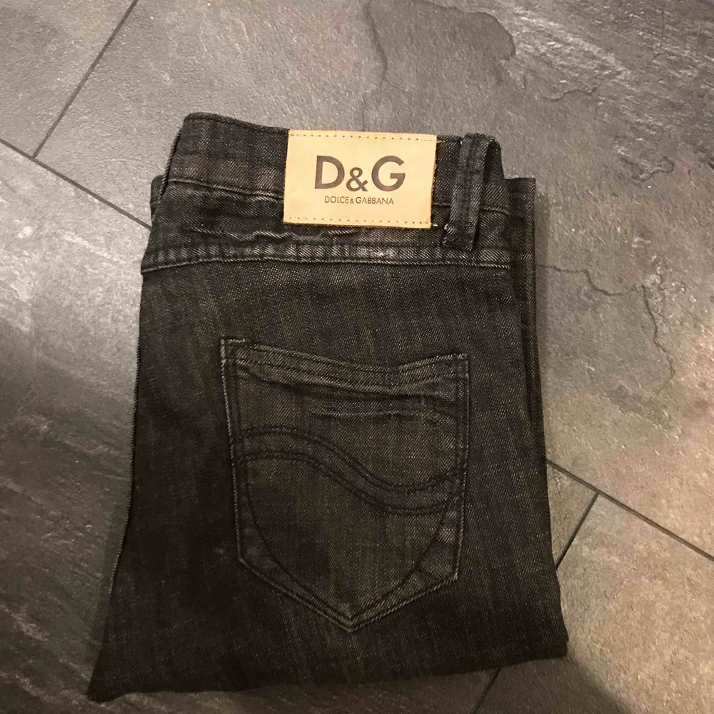 Mörkgråa och raka Dolce Gabbana jeans. De är tyvärr alldeles för små för mig så blir tvungen att sälja dem, de är märkta med Strl 28 men är för små på mig med 27, så passar nog en 25/26 bäst! Pris inkluderar frakt . Jeans & Byxor.