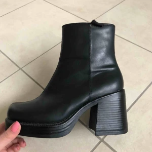  - Världens snyggaste boots, enda defekten är lite tyg som har släppt men det är inget som man tänker på tycker jag. Inkl frakt!!
