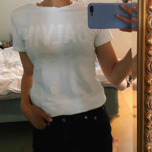  - T-shirt från Calvin Klein, knappt använd, fint skick. Nypris 500 kr
