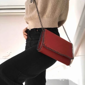  - Väska med ett stort och litet fack inuti, stängs med magnet 