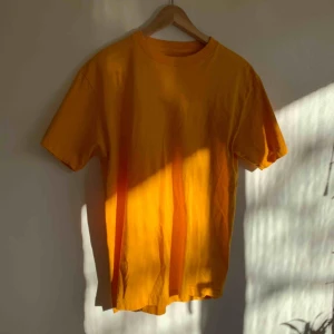  - Det är en fin varm gul färg på denna tshirt🌞 använd 2-3 gånger! Står ingen stl i den men sitter som en M. Köpt på urban outfitters!