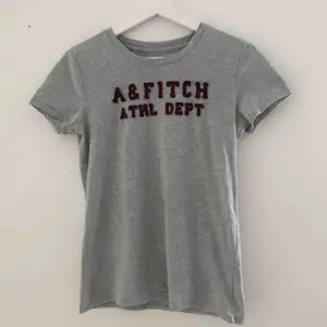 Äkta Abercrombie & Fitch t-shirt. Använts cirka 3 ggr. 