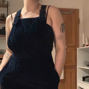  - Jättefin hängsleklänning i Manchester från Urban Outfitters. Aldrig använd. Dragkedja i midjan och justerbara axelband✨ 